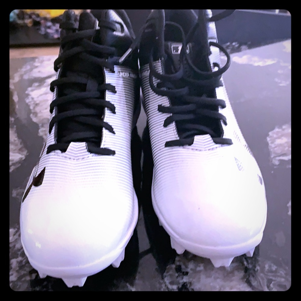 NEW boys underArmour baseball cleats size 4.5y